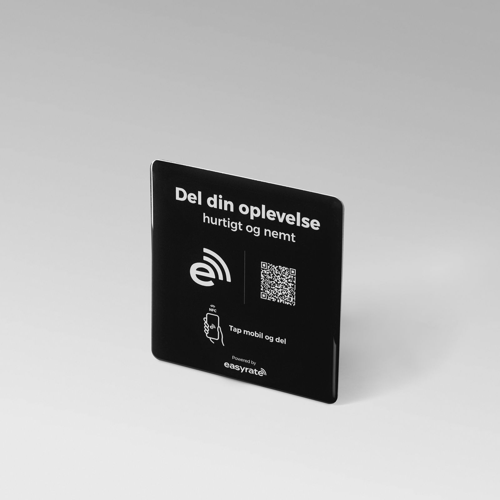 Firkantet sort easyrate NFC-sticker med 'Del din oplevelse', NFC-logo og QR-kode