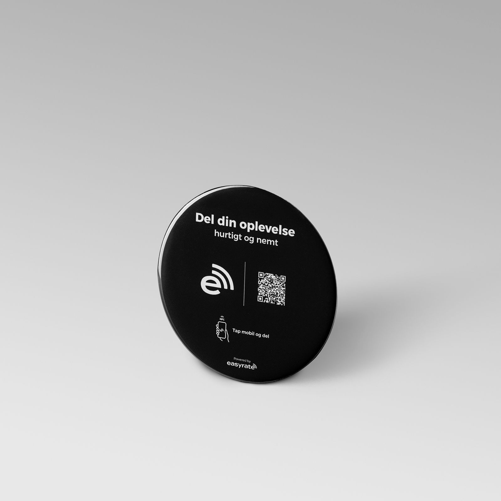 Rund sort easyrate NFC-sticker med NFC-logo og QR-kode
